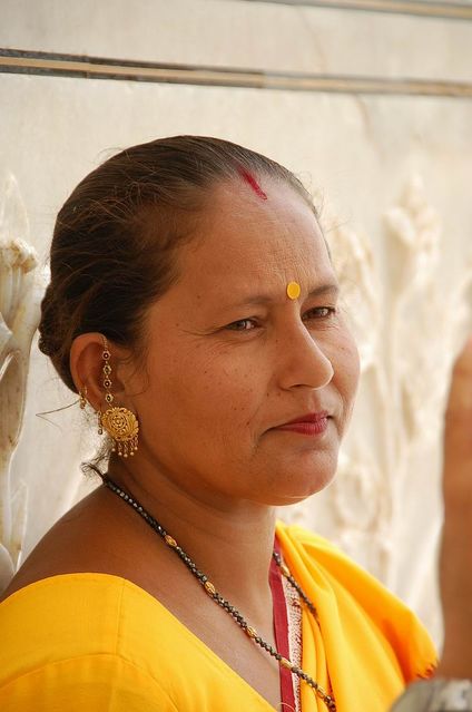 泰姬陵旁印度婦人