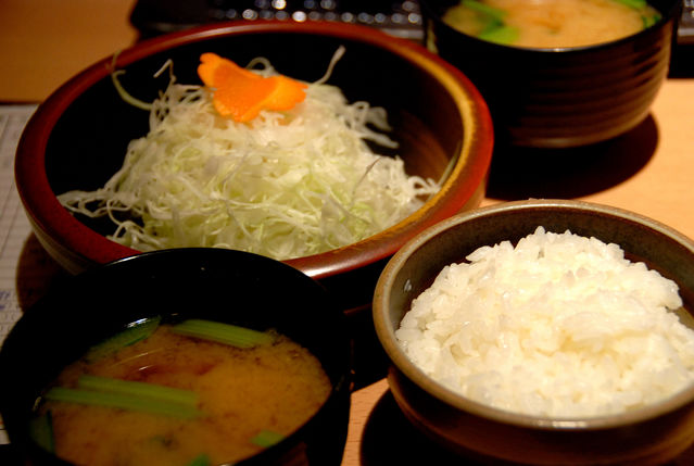 晃士家－白飯、味噌湯、高麗菜絲（均可無限吃）
