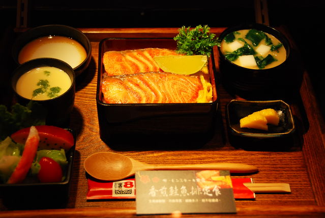 定食8－香煎鮭魚排定食