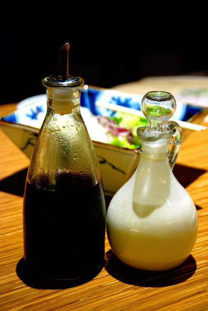 杏子日式豬排店－柚子醋醬(左)，紫蘇醬(右)