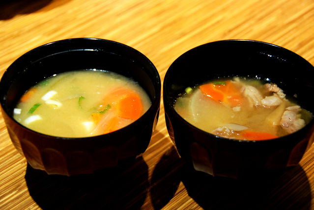 杏子日式豬排店－野菜味噌湯(左)，豬肉味噌湯(右)
