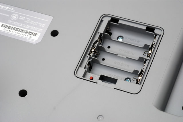 Wii Fit 拆箱－底部電池座