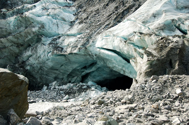 冰河下面有洞穴