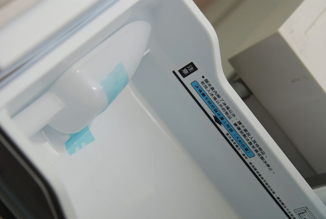 Toshiba GR-L40TT 冰箱－自動製冰後裝冰塊的地方