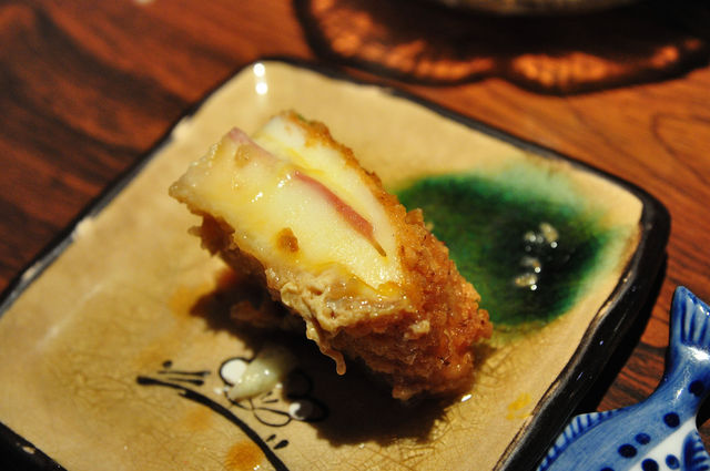 一町壽司－煮起司鱈魚堡的其中一片剖面