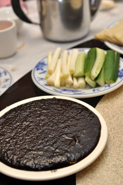 逸仙樓－北京烤鴨的甜麵醬、青蔥、黃瓜