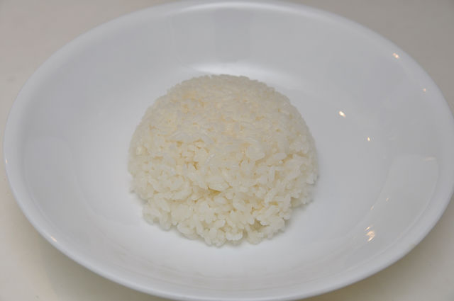 自己做日式咖哩蛋包飯－一碗飯倒在盤中