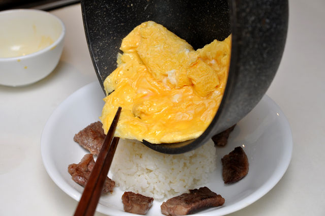 自己做日式咖哩蛋包飯－慢慢倒在飯上