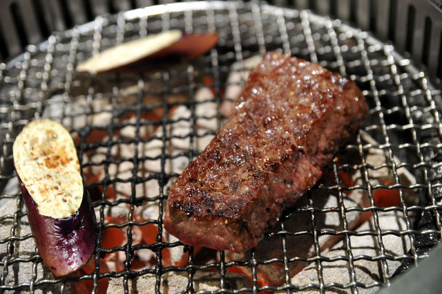 燃MOE炭火燒肉－烤後腰翼板肉牛排和茄子